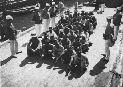 Tù binh Đề Thám trên hải cảng Alger, trước khi vào tù tại Guyane