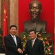 Phó chủ tịch Trung Quốc Tập Cận Bình (trái) và Chủ tịch nước Việt Nam Trương Tấn Sang (phải) tại Phủ Chủ tịch, Hà Nội, ngày 21/12/2011. REUTERS/Kham