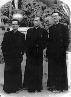 (Từ trái) Các Lm. Phạm Hân Quynh, Nguyễn Trọng Oánh, và Nguyễn Văn Thông trước khi đi du học tại Pháp (Hà Nội)