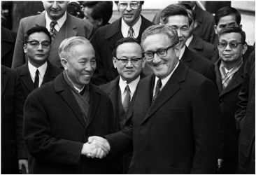 Ông Lê Đức Thọ và Ông Henri Kissinger tại cuộc hòa đàm Paris.