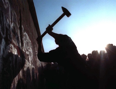Bước tường Berlin bị phá bỏ