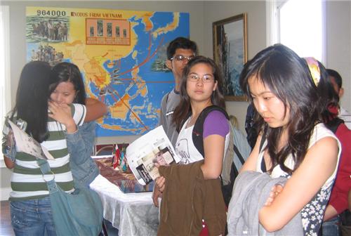 Sinh viên Standford thăm VietMuseum,                           cô gái gốc Việt xúc động bật khóc.