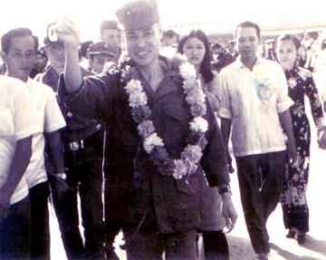 Thiếu tá Phạm văn Hồng QĐI trong ngày trở về.