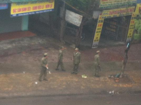 Cảnh sát cùng dân phòng vây bên dưới khách sạn tại Vinh