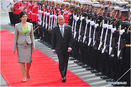 Hình (Xinhua): Tổng Thống Miến Điện Thein Sein (phải) và Thủ Tướng Thái Lan Yingluck Shinawatra duyệt hàng quân danh dự tại phi trường Bangkok, 23-7-2012 nhân dịp ông viếng thăm xã giao Thái Lan. 