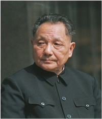 Hình (Xinhua): Ông Đặng Tiểu Bình (1904-1997), người khởi xương chương trình cải tổ Trung Quốc, bao gồm cả hai lãnh vực kinh tế và chính trị. Những nhà lãnh đạo tiếp nối ông tiếp tục trì hoãn cuộc cải tổ chính trị và đang tạo nguy cơ cho một cuôc cách mạng bạo lực tại Trung Quốc (1).