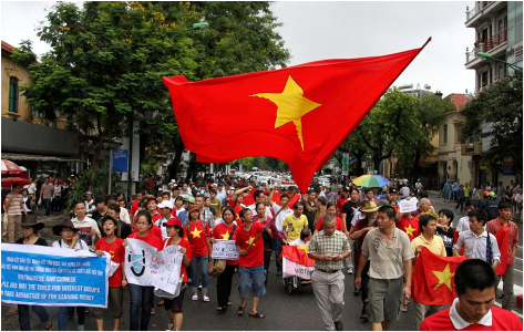 Hình (Beijing Shots): Biểu tình tại Hà Nội vào ngày 1-7-2012 chống Trung Quốc xâm phạm lãnh hải của Việt Nam ở Biển Đông.