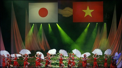 Vietnamese artists perform at a Vietnam-Japan music gala in Hanoi
