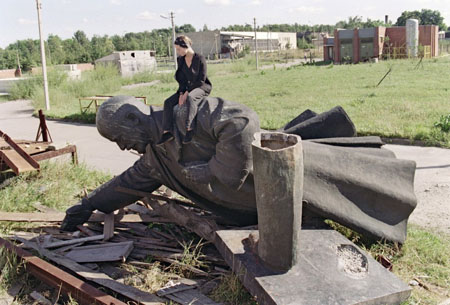 Năm 1991, khi đảng cộng sản tan rã ở Liên Xô, tất cả các bức tượng Lenin bị vứt bỏ / phá hoại. Đây là hình của một trong những tượng Lenin ở Nga, biểu tượng của chủ nghĩa cộng sản, đã được hạ xuống.