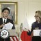 Hình (Reuters): Ngoại Trưởng Nhật Fumio gặp Ngoại Trưởng Hoa Kỳ Hilary Clinton trong lần viếng thăm Washington vào giữa tháng 1, 2013. Hoa Kỳ tuyên bố không ủng hộ bất cứ một hành động đơn phương nào về cuộc tranh chấp lãnh hải giữa Trung Quốc và Nhật Bản.