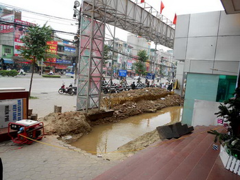 hào nước trước cửa siêu thị điện máy Việt Long