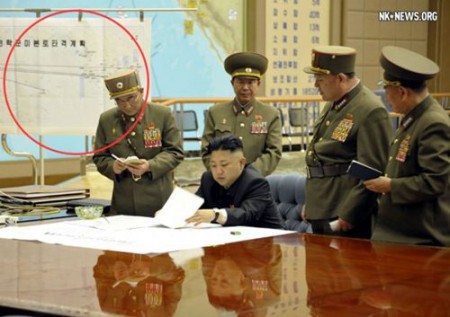Kế hoạch tấn công lục địa Mỹ của Triều Tiên được khoanh vòng tròn màu đỏ trong bức ảnh nhà lãnh đạo trẻ Kim Jong-un triệu tập cuộc họp khẩn với các quan chức quân sự hàng đầu và ký chỉ thị yêu cầu các lực lượng tên lửa sẵn sàng tấn công Mỹ nửa đêm qua