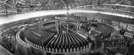 Máy gia tốc hạt Bevatron tại Berkeley,  California, U.S.A