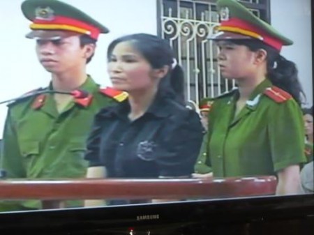  Bị cáo Phạm Thị Báu phủ nhận chống người thi hành công vụ