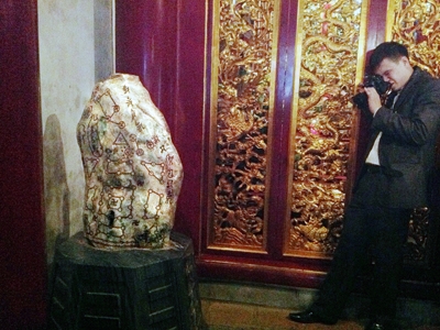 "Hòn đá lạ" ở Đền Thượng, Đền Hùng đang gây xôn xao cư dân mạng.  Ảnh và chú thích: Tùng Duy. 