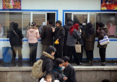 Dân Bắc Hàn xếp hàng mua lương thực