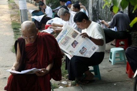 Đã nửa thế kỷ nay, người dân Myanmar chỉ được tiếp cận với một tờ báo. Ảnh: Sina