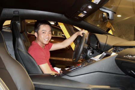 Cường Đôla đình đám với siêu xe Lamborghini Aventador màu vàng. Nguồn ảnh và chú thích:http://www.phununet.com