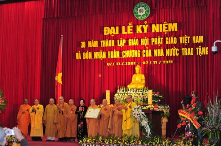 Phó Chủ Tịch Nước Nguyễn Thị Doan trao huân chương Hồ Chí Minh cho GHPGVN.  Ảnh: gdtd.vn