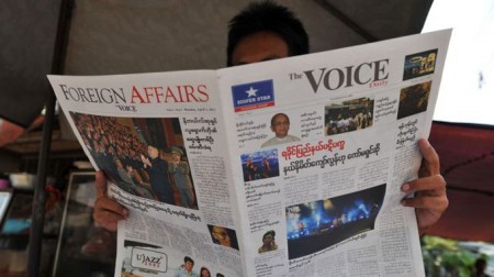 Độc giả đọc tờ The Voice - một trong bốn tờ báo tư nhân phát hành từ ngày 1-4-2013. Ảnh: AFP