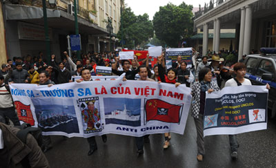 Dân chúng Hà Nội biểu tình chống Trung quốc bá quyền ngày 9/12/2012 ở Hà Nội. Nhiều người đã bị bắt giam và đánh đập. (Hình: HOANG DINH NAM/AFP/Getty Images) 