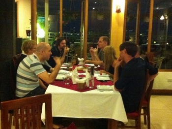 Nhóm khách Tây đang ăn tối