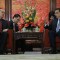 Phó Thủ tướng Việt Nam Nguyễn Thiện Nhân (trái) trong một cuộc họp với Thủ tướng Trung Quốc Lý Khắc Cường tại Bắc Kinh