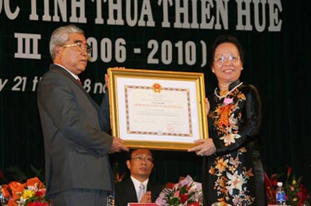 Phó Chủ tịch nước Nguyễn Thị Doan trao tặng danh hiệu AHLLVTND cho ông Hồ Xuân Mãn. Ảnh: antg.cand.com