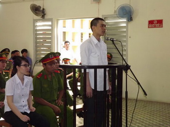 Vẻ bình thản và vững vàng của Đinh Nguyên Kha trước tòa ngày 16/5/2013 về tội giống với Phương Uyên, với 10 năm tù và 3 năm quản thúc quản chế sau tù. (Nguồn ảnh và ghi chú từ bshohai.blogspot.com)