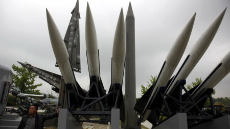 Mô hình tên lửa Scud-B (giữa) của CHDCND Triều Tiên trưng bày tại Bảo tàng chiến tranh Triều Tiên ở Seoul - Ảnh: Reuter 
