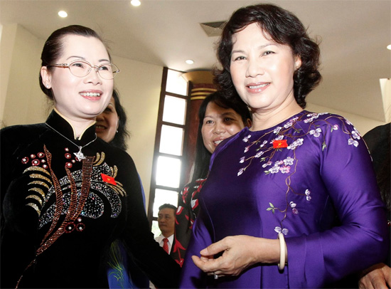 Phó chủ tịch Quốc hội Nguyễn Thị Kim Ngân (phải) và đại biểu Đỗ Thị Huyền Tâm (trái), vợ mới của cựu Tổng bí thư Nông Đức Mạnh tại phiên khai mạc Quốc hội Việt Nam ngày 20/05/2013.
