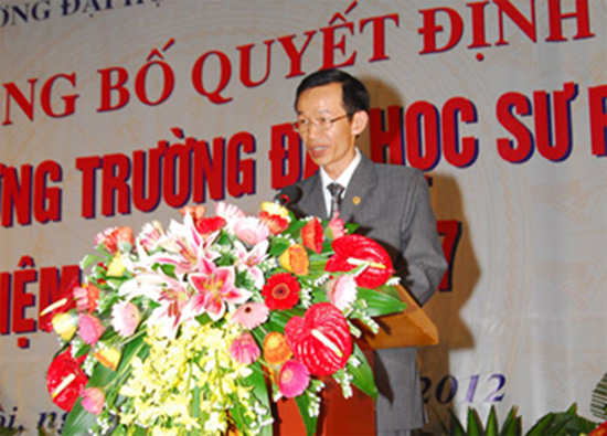 Ông Nguyễn Văn Minh nhận chức Hiệu trưởng Trường ĐHSP Hà Nội. Ảnh:nguoicaotuoi.