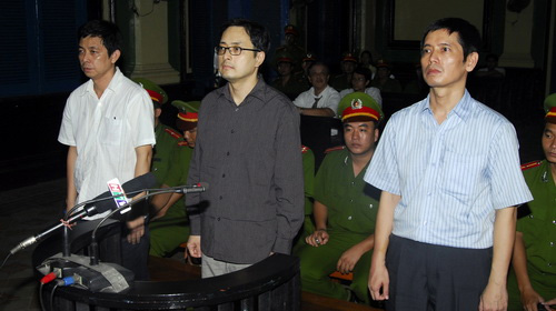 Các bị cáo (từ phải sang): Lê Thăng Long, Lê Công Định và Trần Hùynh Duy Thức tại phiên tòa phúc thẩm (ảnh: TTXVN)