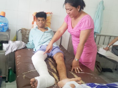 Nguyễn Hoàng Duy đang điều trị trong bệnh viện. Ảnh: Thanh Niên