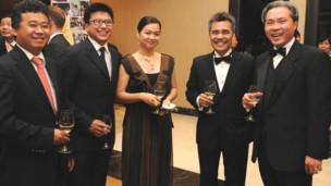 Vợ chồng ông Nguyễn Bảo Hoàng (thứ hai và ba từ trái sang) đều là doanh nhân thành đạt ở Việt Nam
