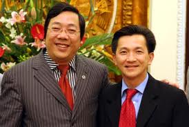 Thứ trưởng Nguyễn Thanh Sơn từng chụp ảnh chung với dân biểu Cao Quang Oánh. Bức ảnh gây nhiều tranh cãi.