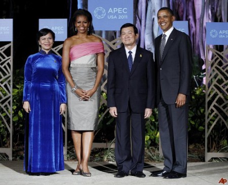 truong-tan-sang-mai-thi-hanh-barack-obama-michelle-obama-2011-11-13 (500x408)