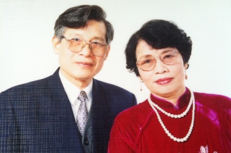 Tác giả Mạc Văn Trang và vợ - bà Đoàn Thị Hồng Thuận