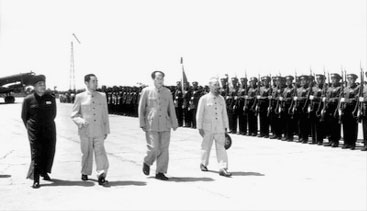  Chủ tịch Mao Trạch Đông và Thủ tướng Chu Ân Lai đón Chủ tịch Hồ Chí Minh khi Người cùng Đoàn đại biểu Việt Nam thăm Trung Quốc năm 1955. Ảnh tư liệu.