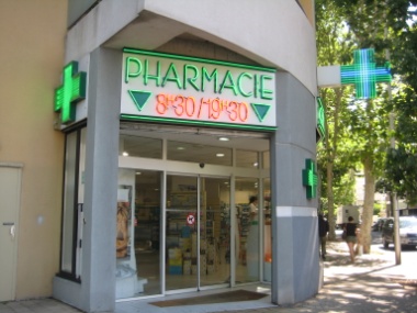 Cách vài ba con đường là có một nhà thuốc tây (Pharmacie)