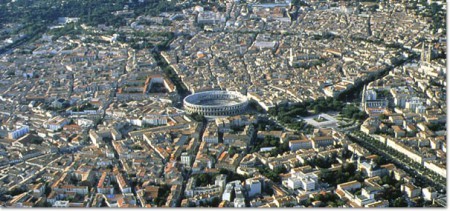Giải-trí-trường La-mã của thành phố Nîmes, xây dựng vào thế kỷ thứ 2 [l’Amphithéâtre Romain de Nîmes] Nguồn  http://upload.wikimedia.org/wikipedia/commons/8/83/N%C3%AEmes%2C_Centre_ville.jpg