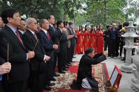  Phó Thủ tướng Nguyễn Thiện Nhân cùng các đại biểu dâng hương tưởng niệm Đức Thủy tổ Kinh Dương Vương. Ảnh: dangcongsan.vn -