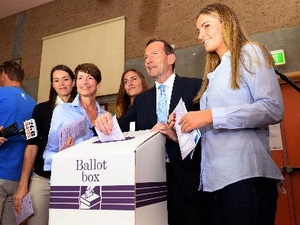 Gia đình thủ lãnh Liên Đảng - Tony Abbott đi bầu cử