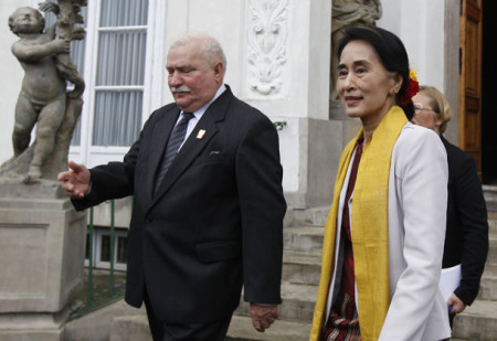 Aung San Suu Kyi và Lech Walesa. Warszawa 9/2013. Ảnh irrawaddy.org