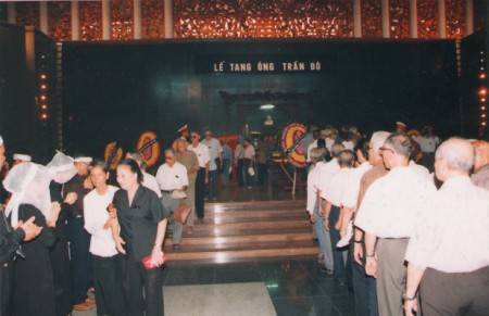 Tướng Trần Độ bị tước quân hàm ngay trong đám tang