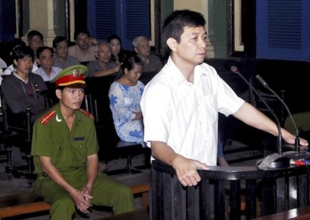 Trần Huỳnh Duy Thức  trước tòa