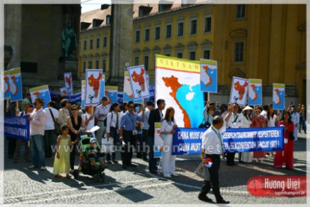 Đồng bào Đức-Việt biểu tình trong ngày HS-TS-VN tại München