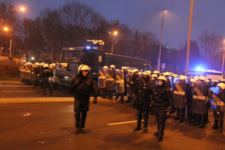 Cảnh sát tới ngăn chặn. Ảnh Piotr Halicki (Onet.pl)