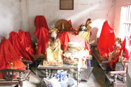 Những pho tượng Phật không rõ nguồn gốc được ông Nguyễn Xuân Long (tức sư thầy Thích Minh Phượng) đưa về. Sau khi bị phát hiện và bị chính quyền xã lập biên bản, chúng chưa được di dời đi nơi khác.