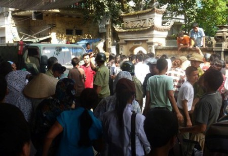Hàng trăm người dân xã Chàng Sơn kéo về chùa Chân Long để yêu cầu trụ trì Thích Minh Phượng hạ bức tượng đồng tự đúc xuống khỏi ban thờ, và di chuyển dời đi nơi khác.